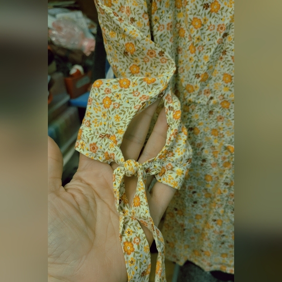 ava christine Pale Yellow & Orange Floral V-Neck 3/4 Sleeve Top Small - Picture 4 of 6